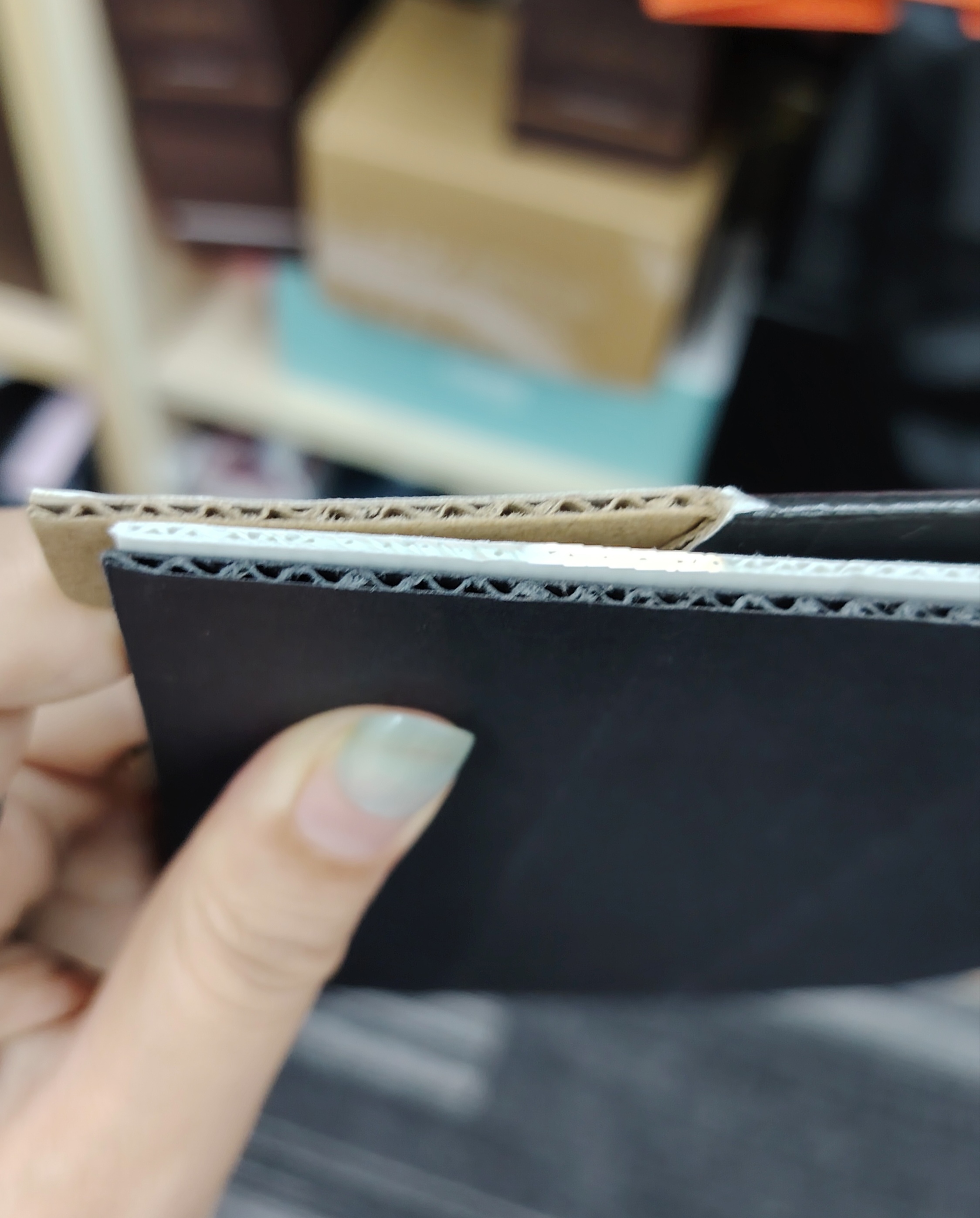 Comparison of white, black, and kraft corrugated paper Comparison of white, black, and kraft corrugated paper